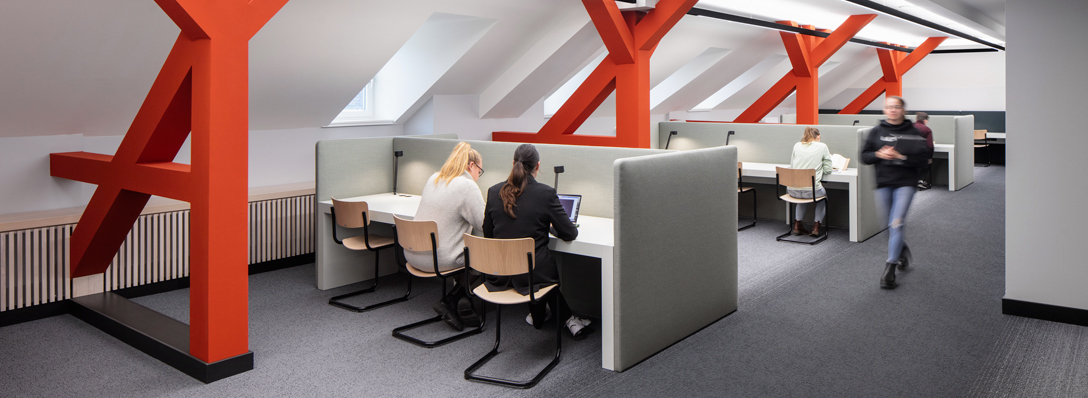 Studierende im ‚grünen Bereich‘ der neugestalteten Lernräume in der Bereichsbibliothek Heger-Tor-Wall, Foto: Jens Kirchner (Jens Kirchner ArchitekturFotografie, Düsseldorf) für die Universitätsbibliothek Osnabrück