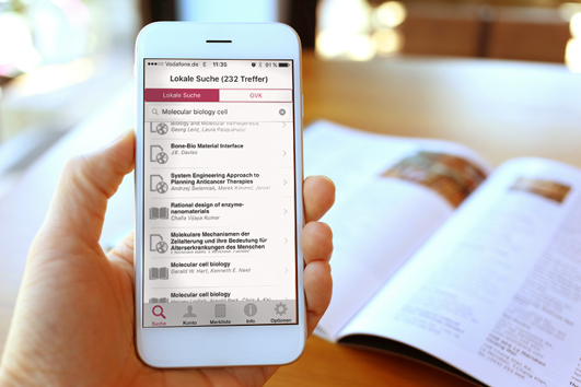 Smartphone mit BibApp, Foto: Vividz Foto / Fotolia, Bearbeitung: Universitätsbibliothek