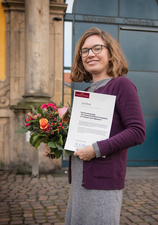 Frau Dr. Inken Bartels bei der Entgegennahme des Open-Access-Preises 2022, Foto: Barbara Mönkediek / Universitätsbibliothek Frau Dr. Inken Bartels bei der Entgegennahme des Open-Access-Preises 2022, Foto: Barbara Mönkediek / Universitätsbibliothek