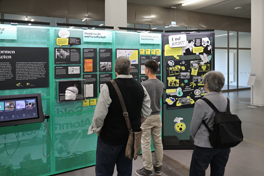 Blick in die Ausstellung #ChallengingDemocracy in der Bereichsbibliothek Westerberg, Foto: Benjamin Look / NGHM, Universität Osnabrück Blick in die Ausstellung #ChallengingDemocracy in der Bereichsbibliothek Westerberg, Foto: Benjamin Look / NGHM, Universität Osnabrück