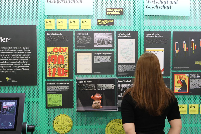 Besucherin vor einem Modul der Ausstellung #ChallengingDemocracy in der Bereichsbibliothek Westerberg, Foto: Benjamin Look / NGHM, Universität Osnabrück Besucherin vor einem Modul der Ausstellung #ChallengingDemocracy in der Bereichsbibliothek Westerberg, Foto: Benjamin Look / NGHM, Universität Osnabrück