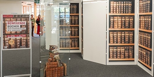 Eingangsbereich der Ausstellung "Bewegende Bücher" im Foyer der Bibliothek Alte Münze, Foto: Barbara Mönkediek / Universitätsbibliothek