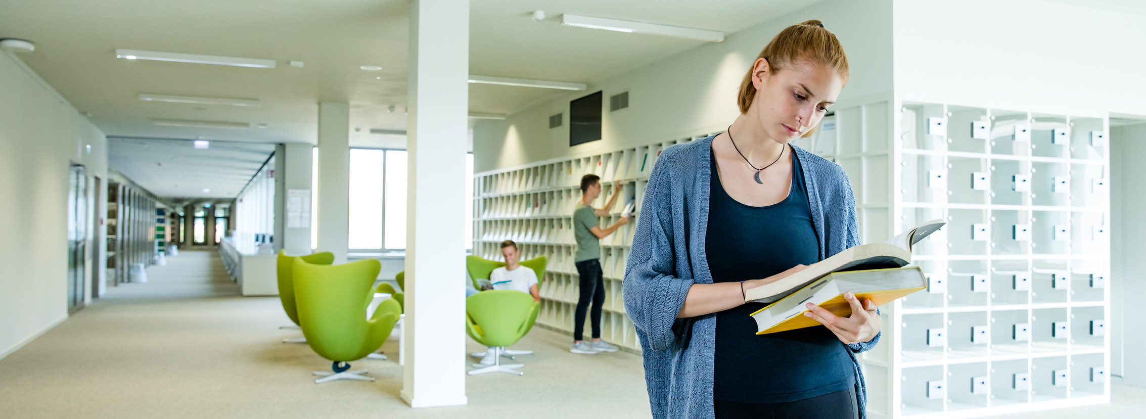 Studierende nutzen die Zeitschriftenauslage in der Bereichsbibliothek Westerberg, Foto: Simone Reukauf Fotografie für die Universität Osnabrück, medien.uos.de #27174